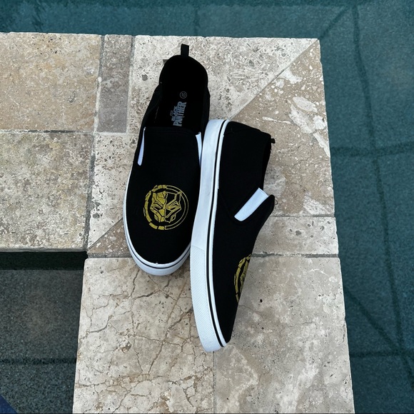 Marvel Black Panther Gold Symbol Slip-On - Picture 4 of 12